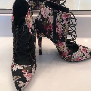 EUC 7.5 Floral Heels